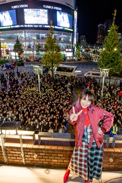 LiSAさんの新曲「赤い罠(who loves it?)」MVが、新宿ユニカビジョンでサプライズ初解禁！　TBS系テレビ『CDTV』12・1月OPテーマに決定の画像-3