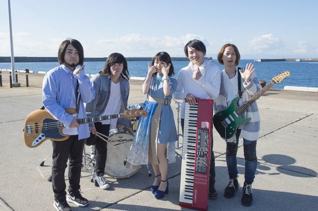 東山奈央さんが2ndアルバム「群青インフィニティ」のMVを解説！　強気な自分を歌った 