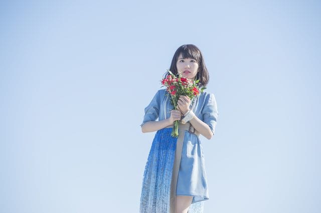 東山奈央さんが2ndアルバム「群青インフィニティ」のMVを解説！　強気な自分を歌った 