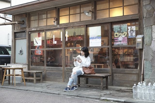 東山奈央さんが2ndアルバム「群青インフィニティ」のMVを解説！　強気な自分を歌った “応援ソング”について思いの丈を語る