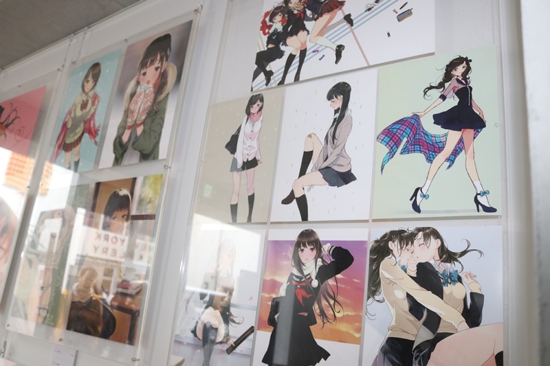 森倉円さん初個展『Girl Friend』をレポート！ オリジナル美少女作品の展示だけでなく『キズナアイ』などの商業作品も一堂に集結！-3