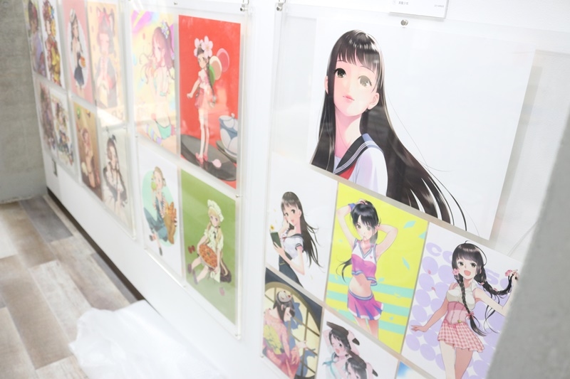 森倉円さん初個展『Girl Friend』をレポート！ オリジナル美少女作品の展示だけでなく『キズナアイ』などの商業作品も一堂に集結！-4