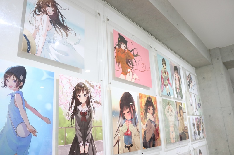 森倉円さん初個展『Girl Friend』をレポート！ オリジナル美少女作品の展示だけでなく『キズナアイ』などの商業作品も一堂に集結！-5