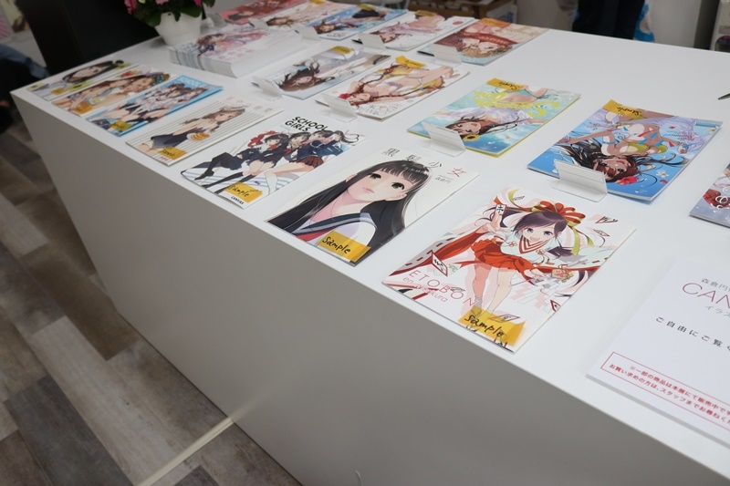 森倉円さん初個展『Girl Friend』をレポート！ オリジナル美少女作品の展示だけでなく『キズナアイ』などの商業作品も一堂に集結！