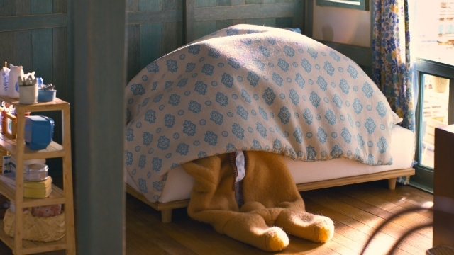 Netflixオリジナルシリーズ『リラックマとカオルさん』スペシャル映像公開！背中のファスナーを閉めようとする愛らしい姿や、ベッドの中で着ぐるみを脱ぐ驚愕のシーンなどが収録-5