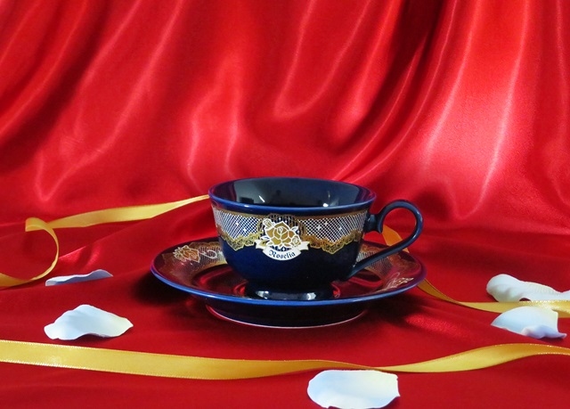 『バンドリ！ ガールズバンドパーティ！』より、Roseliaをイメージしたカップ＆ソーサーと紅茶缶がアニメイト限定で登場！　紅茶缶は新衣装イラストを使用-1