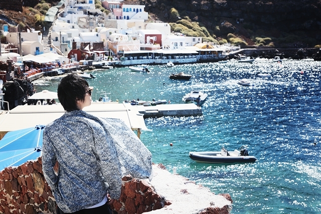 柿原徹也さんが、旅する声優ムック本シリーズ「One Day Trip」のvol.2に登場！　2020年1月11日発売決定、サントリーニ島を訪れたサンプル画像も公開！