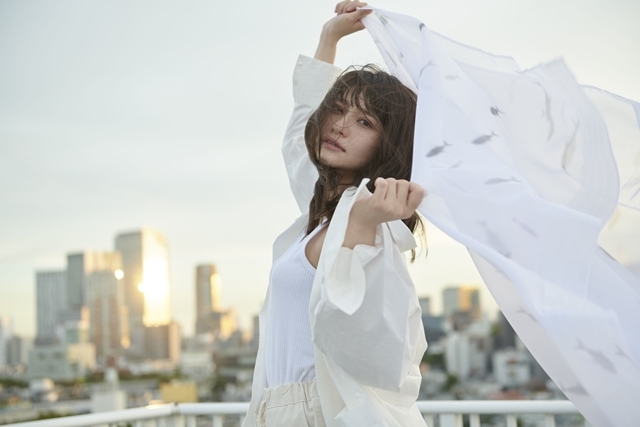 声優・歌手の中島愛さんのWタイアップシングル「星合盤」＆「本好き盤」より、アーティスト写真とジャケット写真が公開！の画像-1