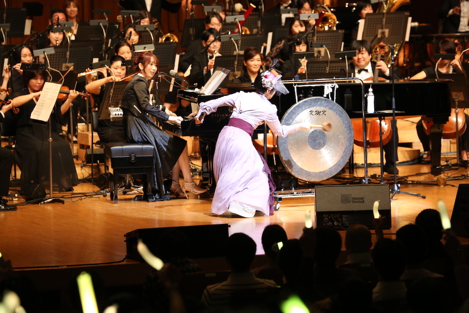 悠木碧さんが伝統ある会場を自分色に染め上げる！ 新曲から“IQが2になる”あの曲まで全13曲を熱唱……！ 1st オーケストラコンサート「レナトス」レポート