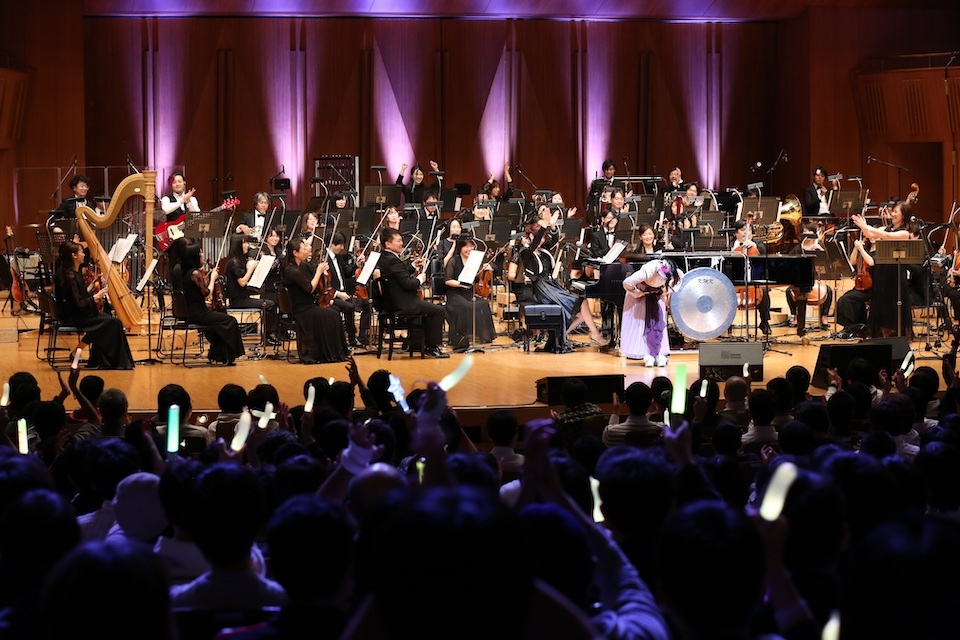 悠木碧さんが伝統ある会場を自分色に染め上げる！ 新曲から“IQが2になる”あの曲まで全13曲を熱唱……！ 1st オーケストラコンサート「レナトス」レポート-9