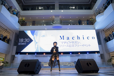 Machicoさんニューアルバム「マチビトサガシ」発売を記念したフリーイベントが開催！　クールな楽曲で池袋の通行人も虜に！の画像-1