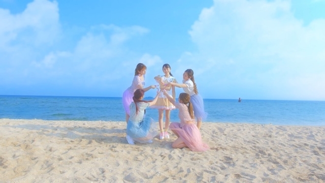 声優・小倉唯さんの新曲「ハピネス*センセーション」のMVフルサイズが公式YouTubeチャンネルで公開！　ダンサーズとの絆を描いた”女子旅“シーンに注目！