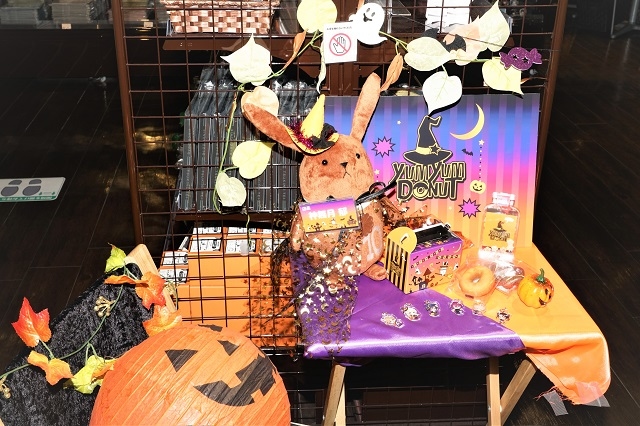 ツキプロ公式カフェ『池袋月野亭』10月の「YUM YUM DONUT」店内＆試食レポート｜イタズラにやって来るのはコスプレしたぬいぐるみたちかも!?　見た目にも楽しい“Happy Halloween”な料理が満載のドーナツショップの画像-1