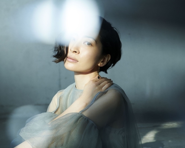 歌手・坂本真綾さん、12/9発売の両A面シングルより「独白」MVで2コーラス目を公開！　激しい感情を全身で表現