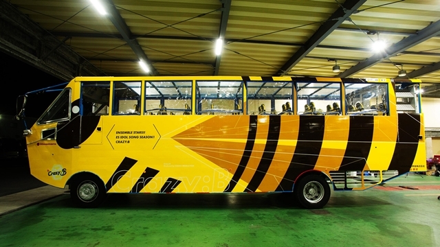 大人気アプリゲーム『あんさんぶるスターズ！！』「水陸両用バス スカイダック」を改装した“蜂バス”が都内を運行！
