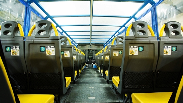 大人気アプリゲーム『あんさんぶるスターズ！！』「水陸両用バス スカイダック」を改装した“蜂バス”が都内を運行！