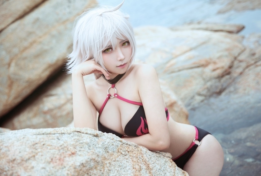 声優・坂本真綾の誕生日記念キャラコスプレ特集|『FGO』ジャンヌ、『七つの大罪』マーリンなど
