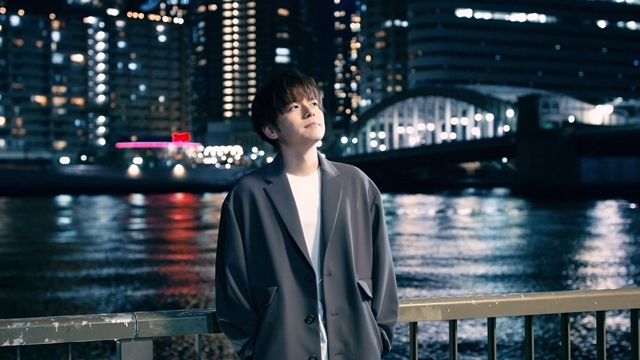声優・内田雄馬さんのニューシングル「Comin’ Back」より、c/w曲「初恋」のリリックビデオ公開！　夜の川沿いで、美しい夜景をバックに歌唱