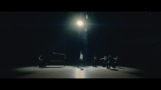 声優・宮野真守さんの21stシングル「透明」よりミュージックビデオ公開！　テーマは「共鳴」、宮野さんと演奏隊が無人のコンサートホールに立つの画像-2