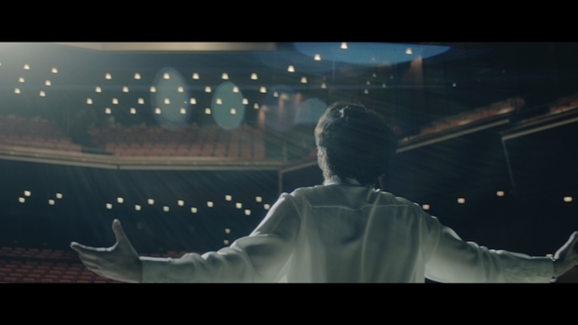 声優・宮野真守さんの21stシングル「透明」よりミュージックビデオ公開！　テーマは「共鳴」、宮野さんと演奏隊が無人のコンサートホールに立つの画像-5