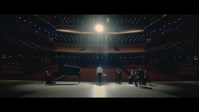 声優・宮野真守さんの21stシングル「透明」よりミュージックビデオ公開！　テーマは「共鳴」、宮野さんと演奏隊が無人のコンサートホールに立つの画像-6