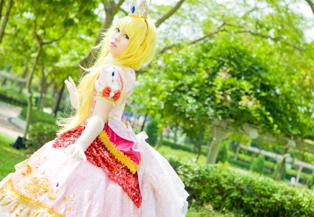 『マリオ』シリーズのヒロイン ピーチ姫のコスプレ特集！ 特徴的なドレスと美しい金髪が見事に再現された写真をお届け