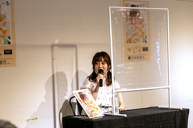 声優・石飛恵里花さんの写真集『えりか、たべる。』が発売！　発売記念に実施されたトークショーの模様をレポート！-3
