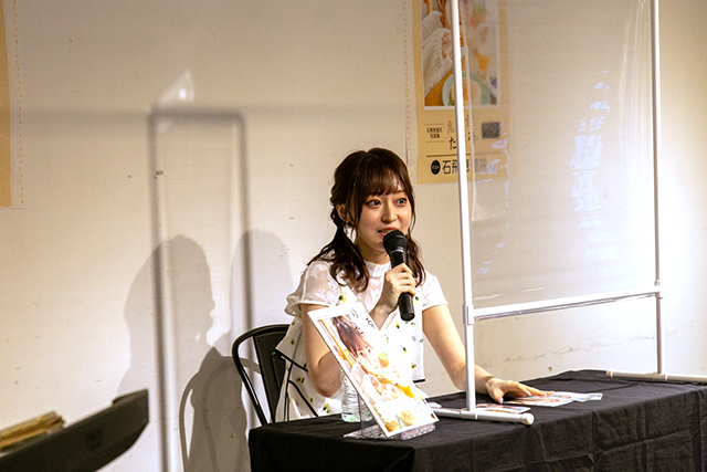 声優・石飛恵里花さんの写真集『えりか、たべる。』が発売！　発売記念に実施されたトークショーの模様をレポート！-5