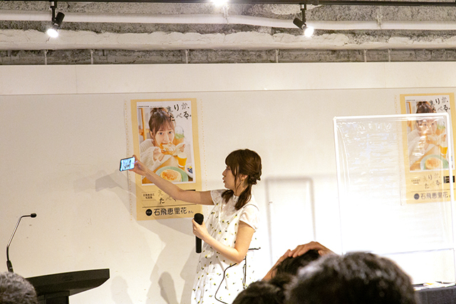 声優・石飛恵里花さんの写真集『えりか、たべる。』が発売！　発売記念に実施されたトークショーの模様をレポート！