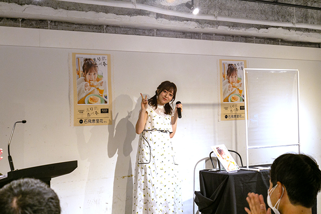 声優・石飛恵里花さんの写真集『えりか、たべる。』が発売！　発売記念に実施されたトークショーの模様をレポート！-7