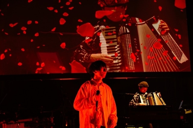 羽多野 渉さんのアーティスト活動10周年を記念したライブを自身の誕生日に開催！サプライズで小野大輔さんが登場し、涙する感動シーンも！『Wataru Hatano LIVE 2022-colors-』レポート-5