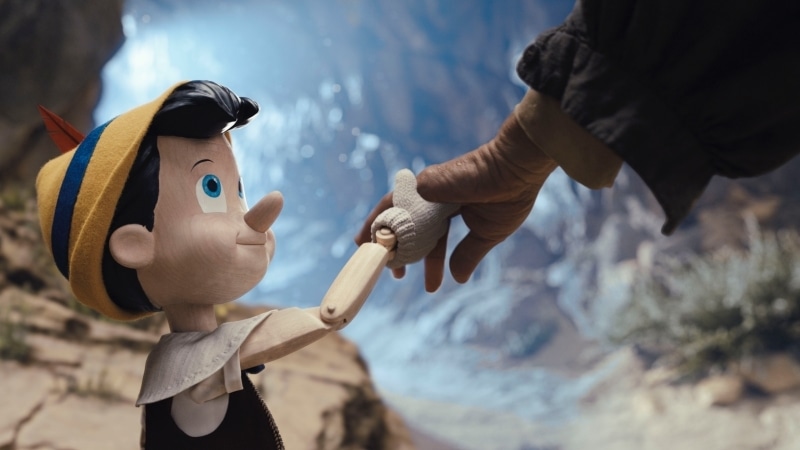 実写映画『ピノキオ』新キービジュアル、本予告が公開！　名曲「星に願いを」と共にゼペットとピノキオの姿が解禁！
