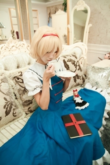 『東方Project』より、アリス・マーガトロイドのコスプレ特集！　人形を操る魔法使いの美麗な写真をお届けの画像-1