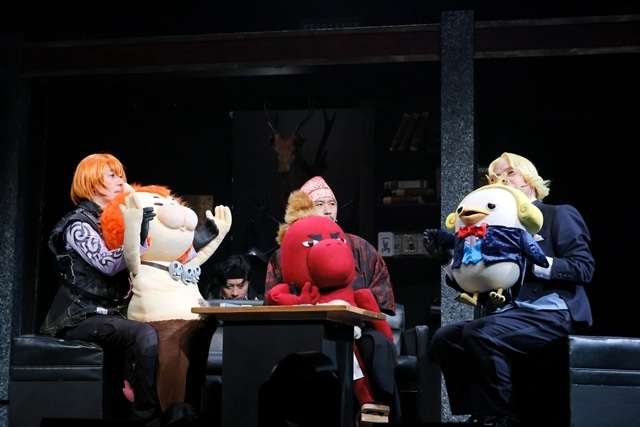 舞台「よんでますよ、アザゼルさん。」公開ゲネプロより舞台写真が到着！　小野坂昌也さんらベテラン豪華声優が人形を操りながら悪魔たちを演じる