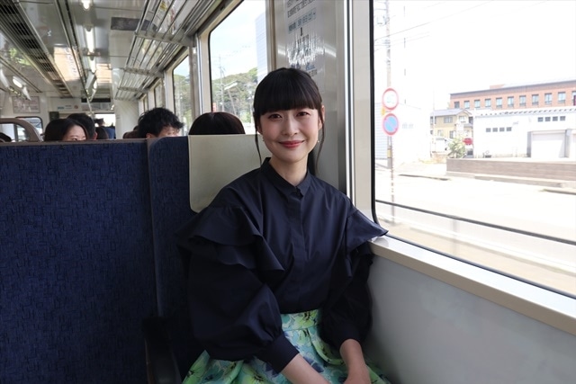 『君は放課後インソムニア』能登麻美子さんが出席したのと鉄道ラッピング車両出発式オフィシャルレポート│「車窓から見る七尾の美しい風景は格別のひと時」
