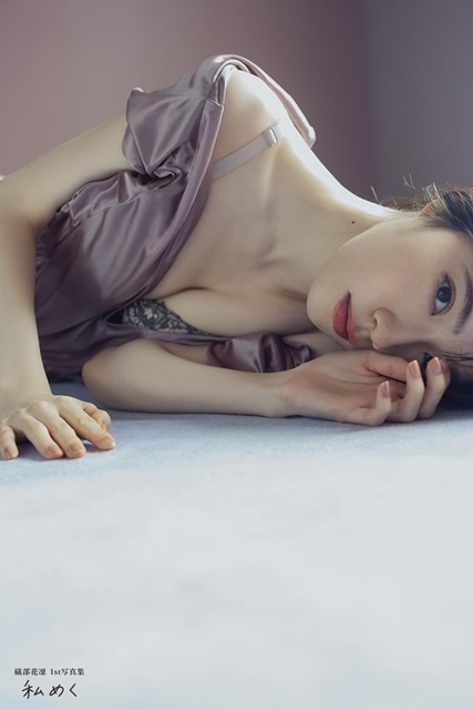 礒部花凜さんの1st写真集から“添い寝カット”公開！　「初の寝起き！ ほぼすっぴん（笑）」とコメントの画像-5