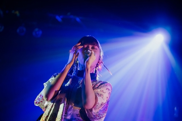 楠木ともり ライブツアー『PRESENCE / ABSENCE』千秋楽公演レポート｜1stアルバムの新曲はすべて披露、彼女の存在証明となったライブ
