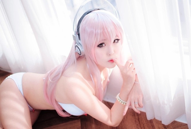 「すーぱーそに子」ドレスや水着などを身に纏ったコスプレ写真をお届け