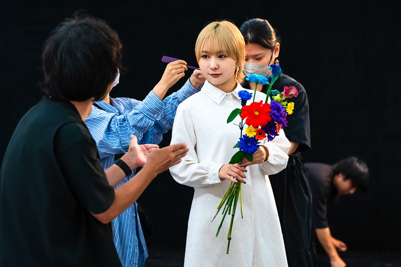 富田美憂さん 5thシングル『Paradoxes』ジャケット撮影密着レポート｜対比が生み出す儚さと美しさ。漆黒の世界に浮かび上がる“花束”というパラドックスの画像-11