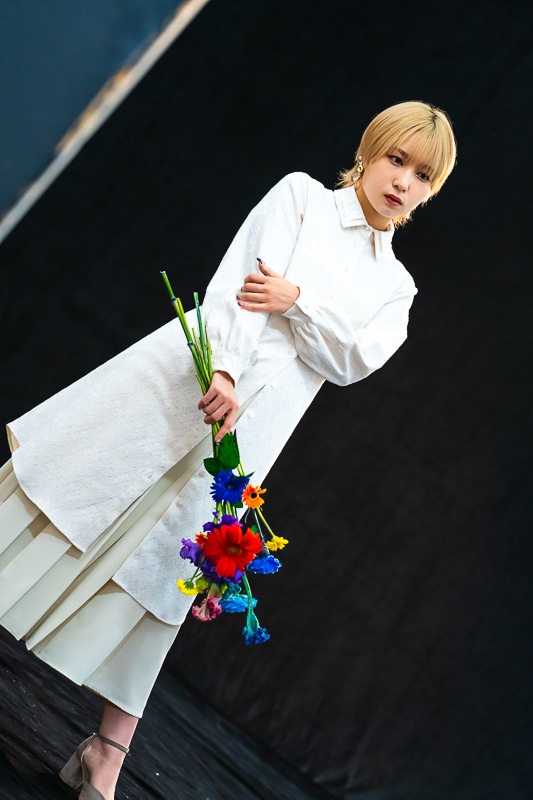 富田美憂さん 5thシングル『Paradoxes』ジャケット撮影密着レポート｜対比が生み出す儚さと美しさ。漆黒の世界に浮かび上がる“花束”というパラドックスの画像-10