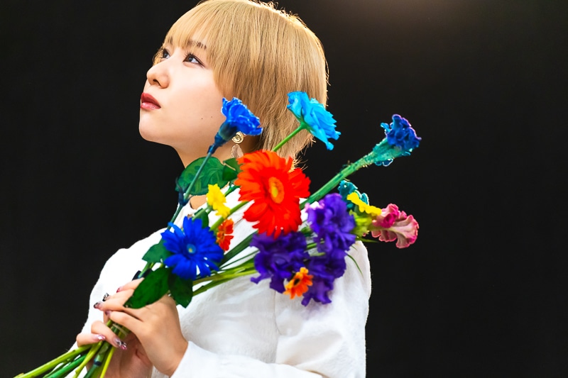 富田美憂さん 5thシングル『Paradoxes』ジャケット撮影密着レポート｜対比が生み出す儚さと美しさ。漆黒の世界に浮かび上がる“花束”というパラドックス