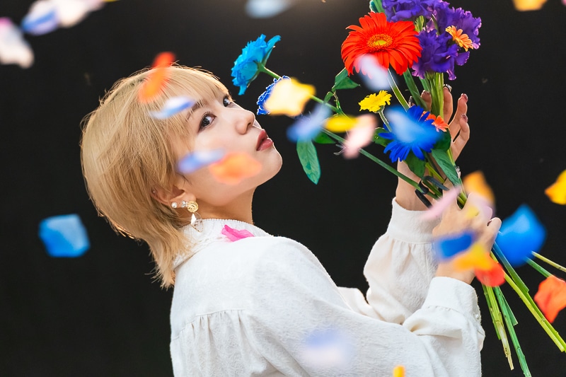 富田美憂さん 5thシングル『Paradoxes』ジャケット撮影密着レポート｜対比が生み出す儚さと美しさ。漆黒の世界に浮かび上がる“花束”というパラドックス