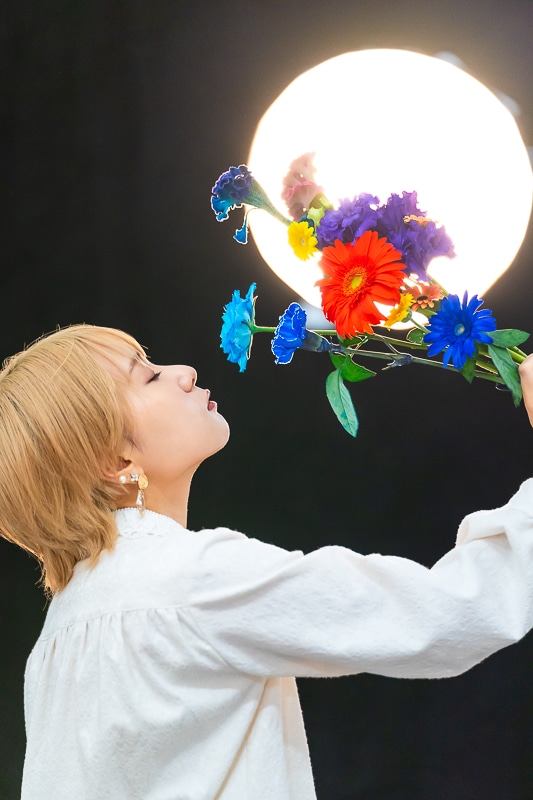 富田美憂さん 5thシングル『Paradoxes』ジャケット撮影密着レポート｜対比が生み出す儚さと美しさ。漆黒の世界に浮かび上がる“花束”というパラドックスの画像-7