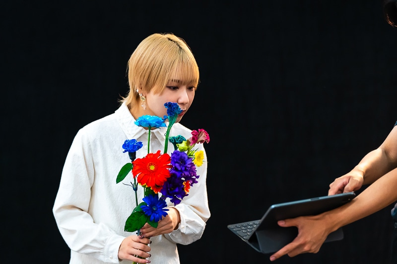 富田美憂さん 5thシングル『Paradoxes』ジャケット撮影密着レポート｜対比が生み出す儚さと美しさ。漆黒の世界に浮かび上がる“花束”というパラドックスの画像-12