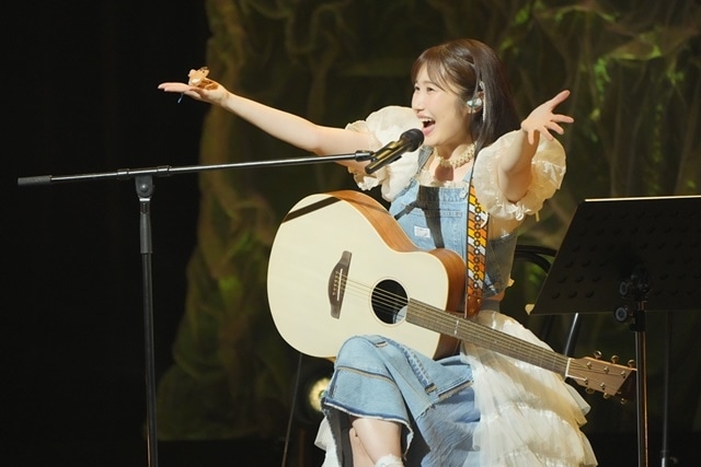 内田彩、初のギター弾き語りを披露した『ACOUSTIC DAY』スペシャルゲストにぐんまちゃんらが駆け付けた『SWEET POP NIGHT』ライブレポート-2