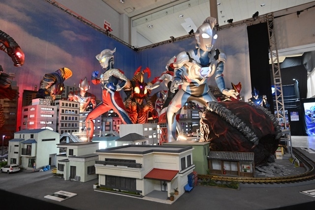 「ウルトラヒーローズEXPO 2024 サマーフェスティバル IN 池袋・サンシャインシティ」オープニングセレモニーの公式レポートが到着！　『ウルトラマンアーク』より戸塚有輝さん、水谷果穂さんが登壇