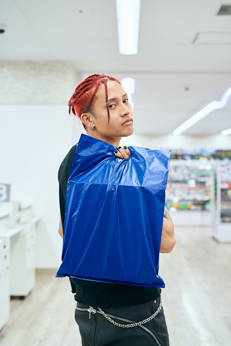 FELIP, the leading face of the Filipino music scene, visits Japan! After his first live performance in Japan, FELIP’s love for manga and anime explodes with a shopping spree! 【Pocket Money Shopping Spree with Animate】-19