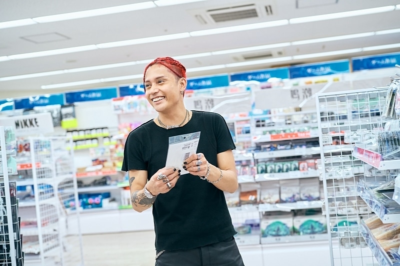 FELIP, the leading face of the Filipino music scene, visits Japan! After his first live performance in Japan, FELIP’s love for manga and anime explodes with a shopping spree! 【Pocket Money Shopping Spree with Animate】-15