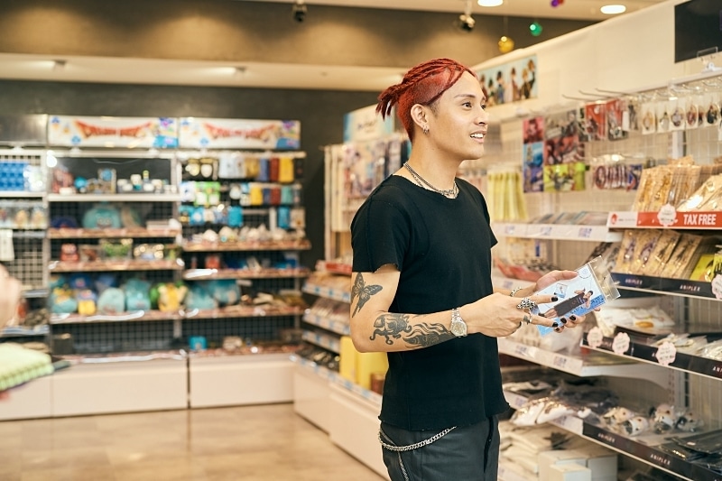 FELIP, the leading face of the Filipino music scene, visits Japan! After his first live performance in Japan, FELIP’s love for manga and anime explodes with a shopping spree! 【Pocket Money Shopping Spree with Animate】の画像-13