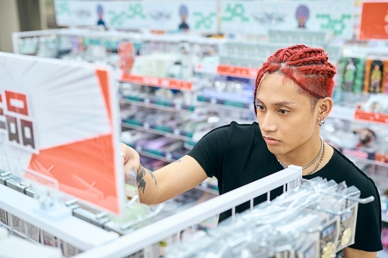 FELIP, the leading face of the Filipino music scene, visits Japan! After his first live performance in Japan, FELIP’s love for manga and anime explodes with a shopping spree! 【Pocket Money Shopping Spree with Animate】の画像-14